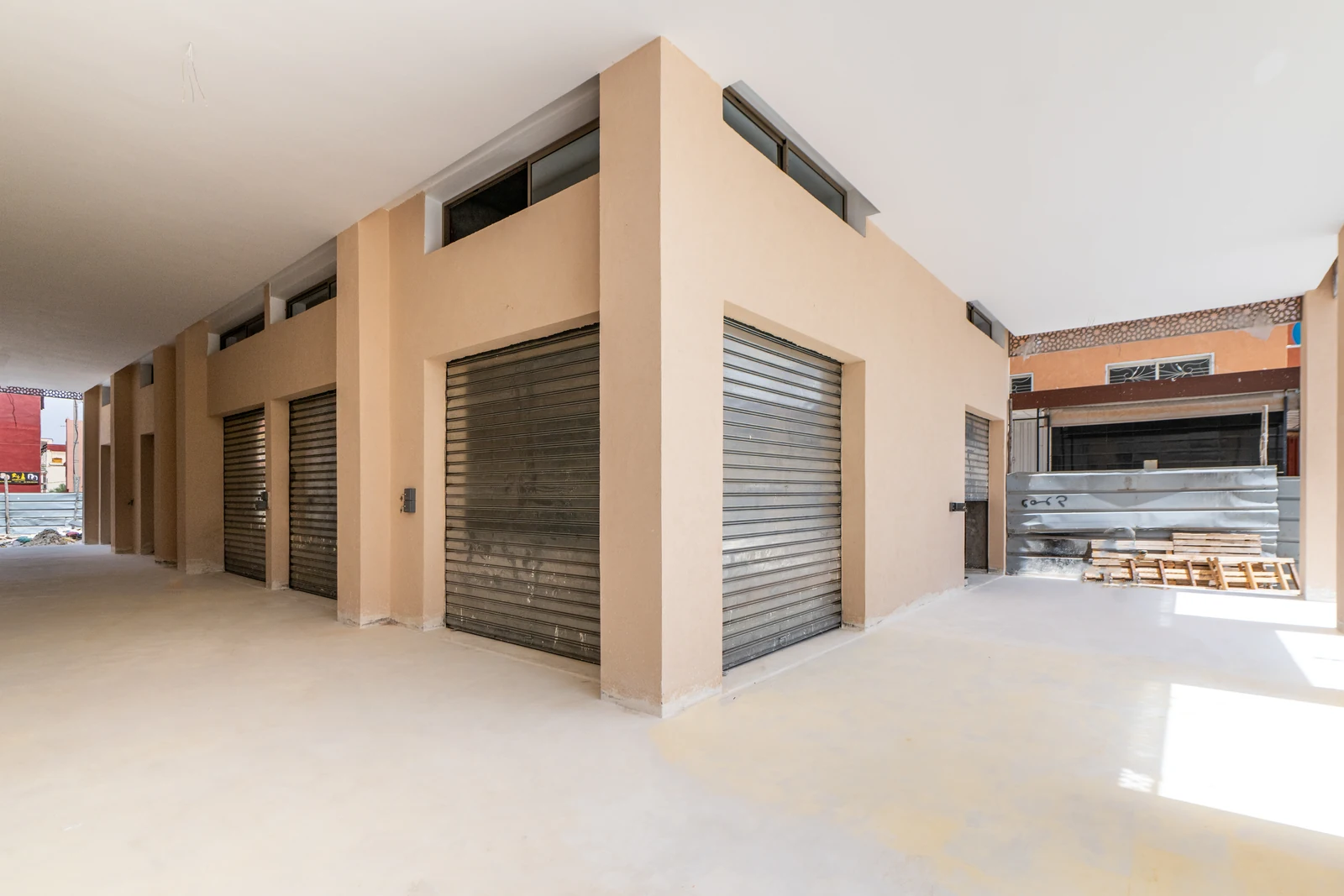 Angle intérieur du mall montrant la hauteur sous plafond des locaux