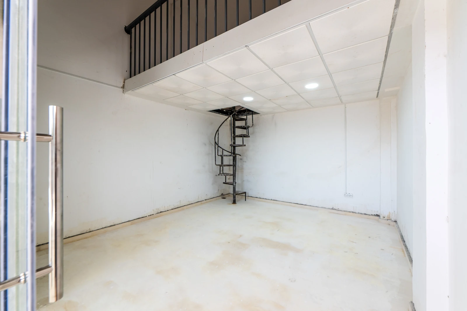 Escalier hélicoïdal desservant la mezzanine d'une unité